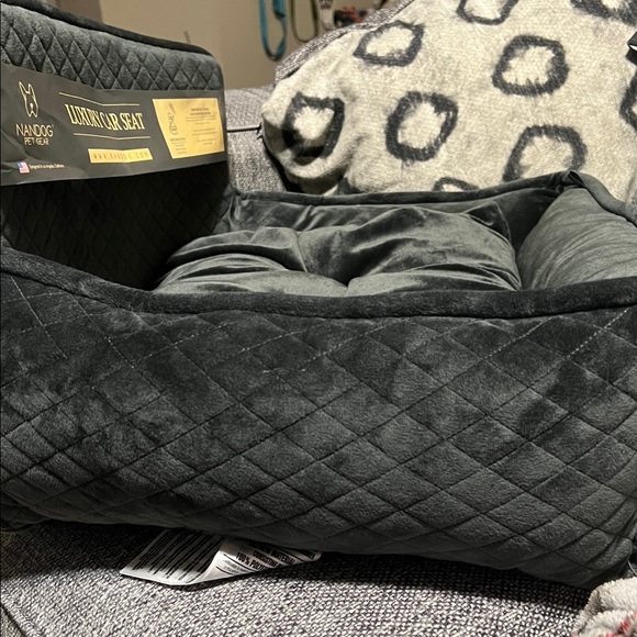 NWT Nandog Quilted Micro-Plush Dog Car Seat Bed, Dark Gray, Medium - Picture 11 of 11
